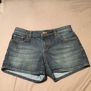LIKE NEW. NEW YORK & COMPANY SHORTS SIZE 2